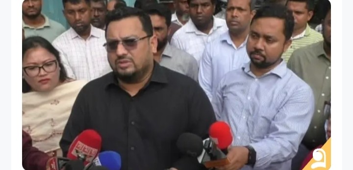 অফিসে উপস্থিত নেই কর্মকর্তা-কর্মচারী আগেই দেয়া হয়ে গেছে হাজিরা....ভূমি প্রতিমন্ত্রী